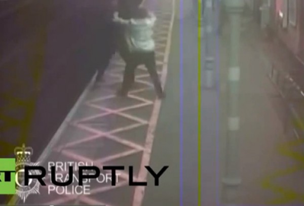 فيديو لحظة قيام شاب شقي بدفع رجل أعمى إلى خط القطار