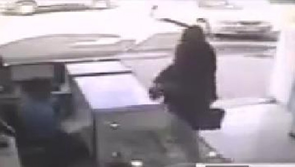 شاهد‬ بالفيديو: كيف سرقت امرأة هاتف محمول أمام انظار البائع والزبائن