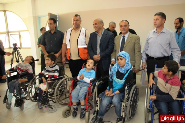 الهلال الأحمر الفلسطيني والمستشفى الأردني يقدمون مساعدات لأطفال الشلل الدماغي