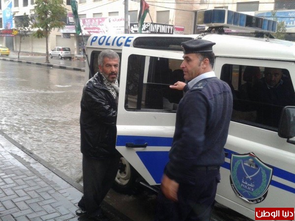 الشرطة تقدم  العون للمواطنين خلال السيول والأمطار الغزيرة في الخليل