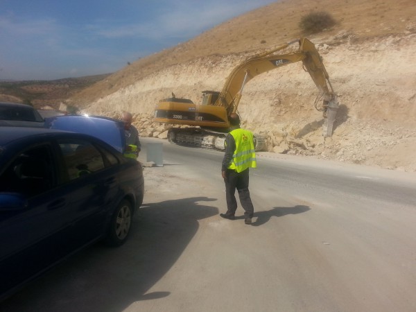الأشغال العامة تباشر العمل في صيانة عدد من طرق محافظة طوباس