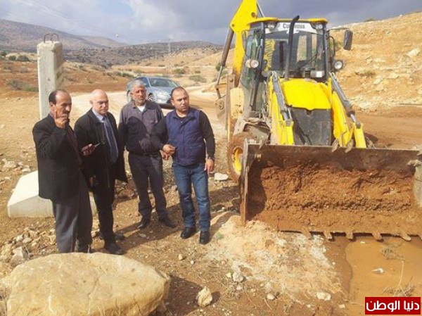 المحافظ الخندقجي يتفقد اعمال فتح الطرق بالاغوار الشمالية واحوال المواطينن