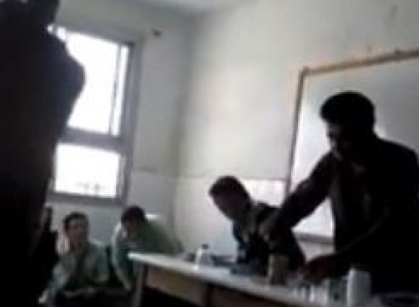 شاهد ماذا حدث : مدرس مصري يجري تجربة علمية !
