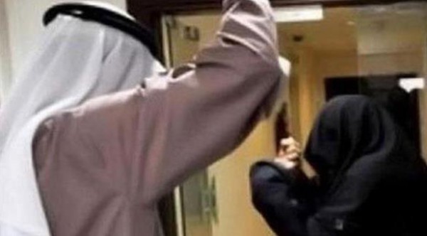 سعودي يضرب والدته ويصفها بـ"الفاجرة"