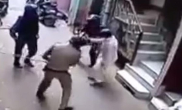 الشرطة الهندية تضرب عجوز بسبب تحرشه بفتاة