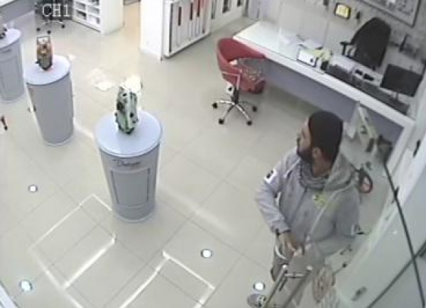 بالفيديو: لص يسرق محفظة موظفة في رام الله