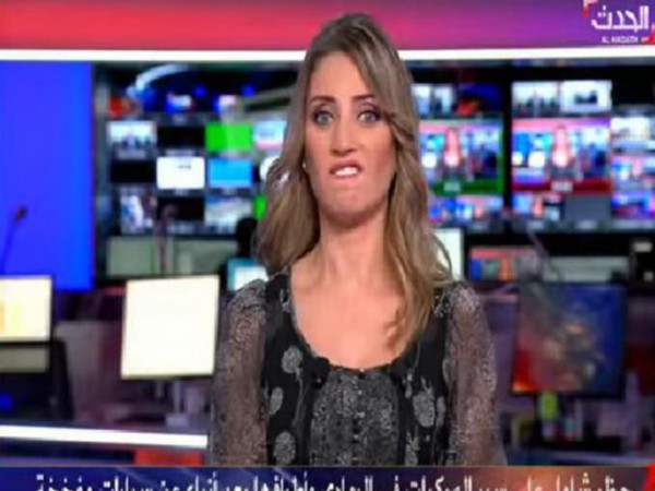 مذيعة قناة العربية تعض شفتيها بطريقة مثيرة دنيا الوطن 