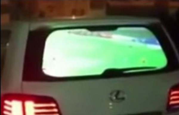شاب يحول زجاج السيارة الخلفي لشاشة عرض لمتابعة مباراة