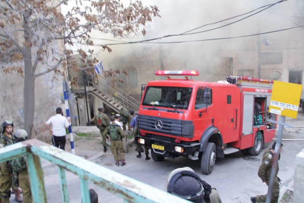 احراق الحاجز العسكري على مدخل شارع الشهداء بالخليل