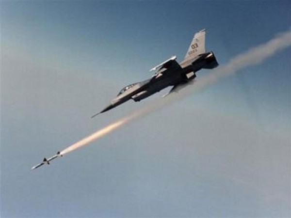 رئيس الوزراء العراقي يطالب الجيش بتكثيف القصف الجوي لدعم الأنبار