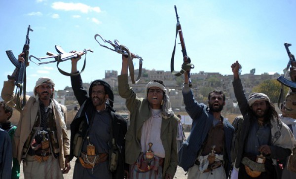 الحوثيون باليمن يهاجمون منازل مسؤولين حكوميين