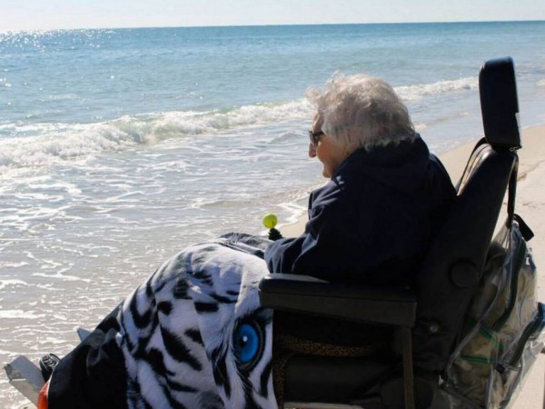 بالفيديو: ردة فعل امرأة ترى البحر لأول مرة في حياتها قبل عيد ميلادها الـ 101