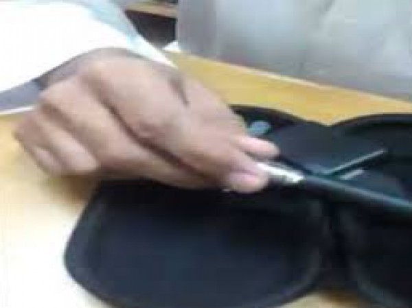 بالفيديو: ماذا وجد هذا المُعلم داخل حقيبة طالب سعودي؟