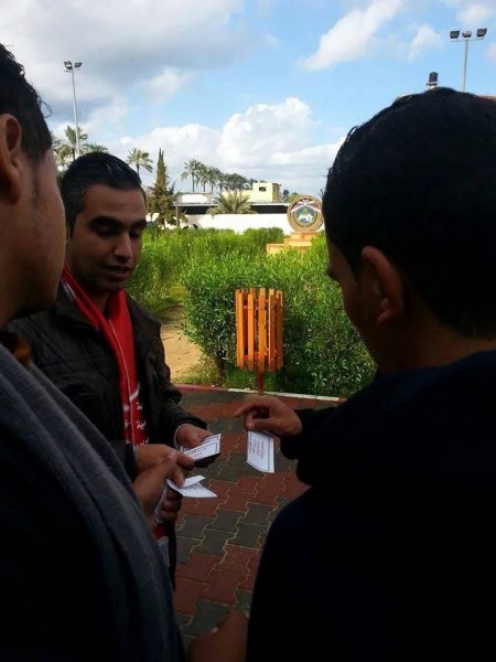 على شرف العملية البطولية بالقدس : جبهة العمل الطلابي بجامعة القدس المفتوحة بالمحافظة الوسطى تنظم حملة توزيع تعيينات مجانية على الطلبة