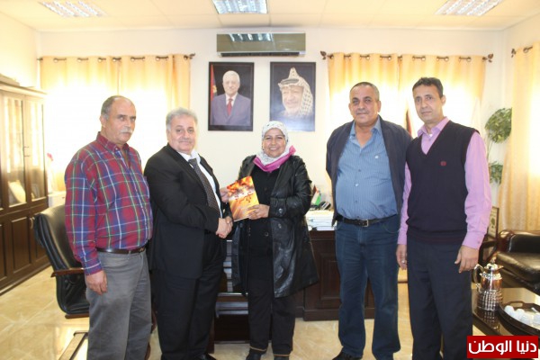 الشاعرة الوطنية سعدية جوابرة تهدي رئيس بلدية طولكرم إصدارها الأول "عذرا غزة"