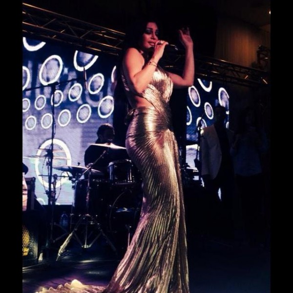 بالفيديو.. بعد فضيحة "الفستان الشفاف" هيفاء وهبي بفستان ذهبي مثير في تونس