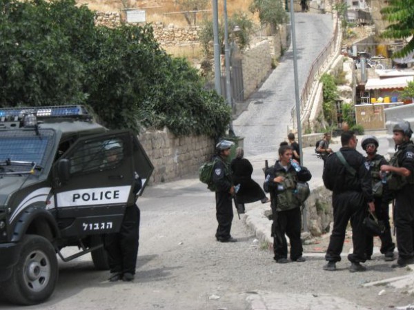 الشرطة تقبض على شخص ارتكب السرقة لشراء المخدرات في ضواحي القدس