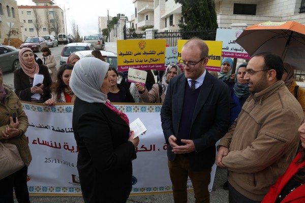 د.غنام تسلم رسالة باسم النساء للمفوض السامي لحقوق الإنسان في فلسطين
