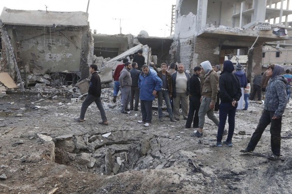 المرصد: مقتل 63 شخصا بالرقة في غارات للطيران السوري