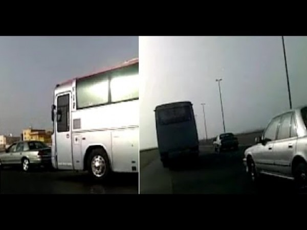 فيديو مثير لسعوديين يحاولون إيقاف باص يسير بسرعة جنونية على طريق الحرمين بجدة