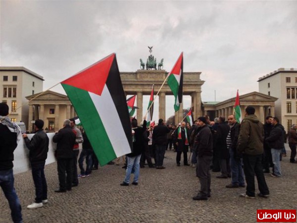 كان الأقصى وكانت القدس اليوم في وقفة وعز أمام بوابة براندنبورغ التاريخية في برلين