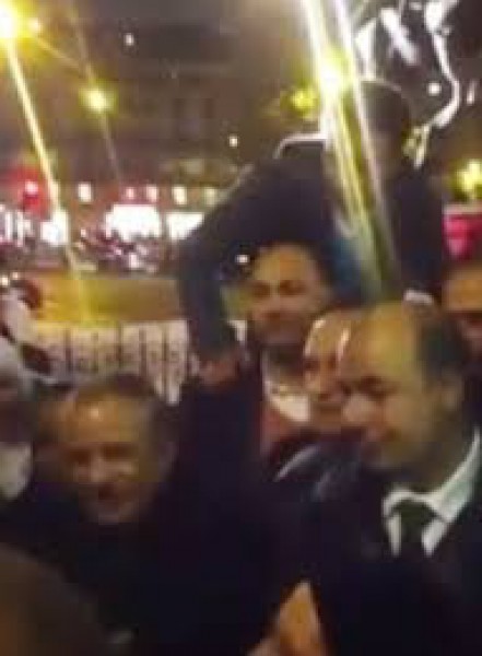 شخص يعتدى على الاعلامي المصري أحمد موسى بضربه بـ"الكف" .. فيديو