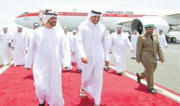 امير قطر يكسر البرتوكول ليستقبل الشيخ محمد بن زايد في مطار الدوحة