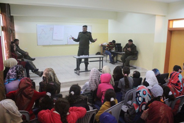 مركز نرسان والامن الوطني يقيمان محاضرة لطلبة المخيم في يطا