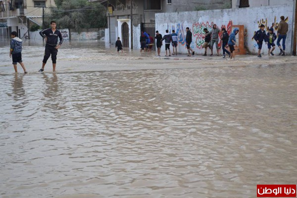 مجموعة كشفية تساعد المتضررين بمنطقة النفق شرق غزة