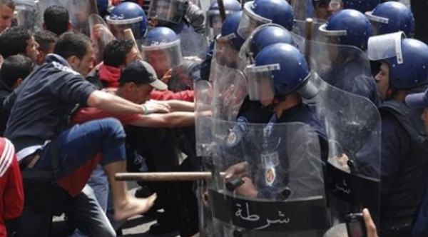الجزائر: مقتل محتجين وإصابة العشرات في مواجهات مع الشرطة