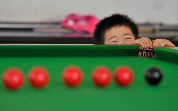 طفل صيني يحترف في لعبة "سنوكر "