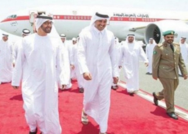 امير قطر يكسر البرتوكول ويستقبل محمد بن زايد في مطار الدوحة