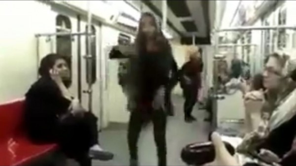بالفيديو.. فتاة إيرانية تتحدى القانون وترقص بجنون واحترافية داخل المترو