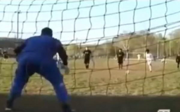 ضربة قاتلة في وجه لاعب كرة قدم