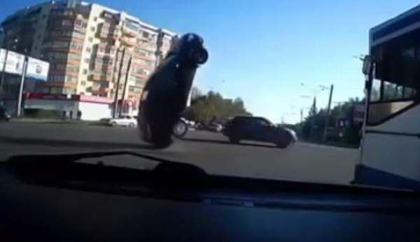 شاهد أغرب حادث يتعرض له سائق سيارة