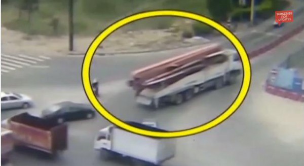 لحظة سقوط سيارة في حفرة كبيرة بالصين