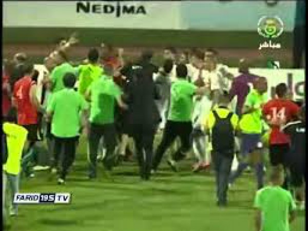 شجار بين لاعبي منتخب ليبيا و منتخب الجزائر