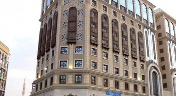 آليات عملاقة تحول فندق رحاب المسك بالمدينة المنورة إلى أنقاض