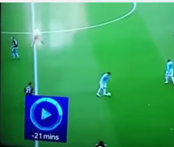 شبح يضرب لاعب في أرض الملعب