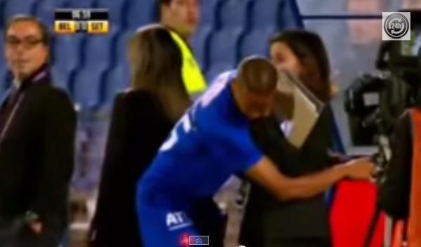 لاعب يحتضن فتاة عن طريق الخطأ
