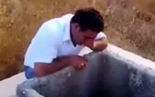 يستعين بصدى البئر ليسمع صوته وهو يقرأ القران