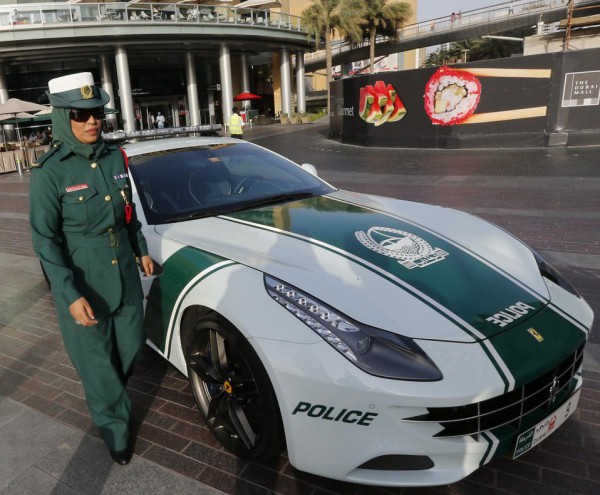 شرطة دبي والسيارات الفارهة