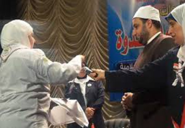 لحظة تكريم عالم أزهرى تتحول لـ "مواقف وطرائف"