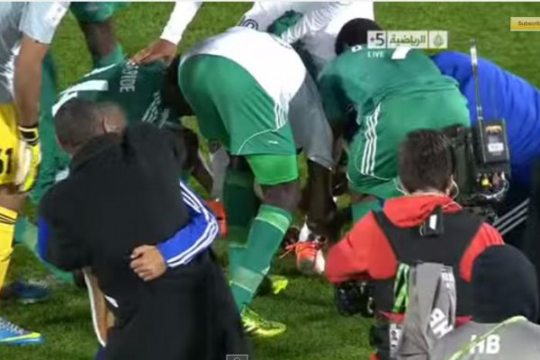 أخذ حذاء لاعب كـ"تذكار" بعد إنتهاء مبارة