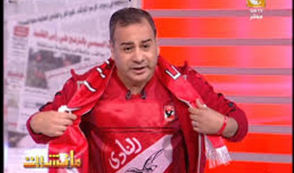 القرموطي يرتدي تي شيرت الأهلي ويلعب بالكرة على الهواء