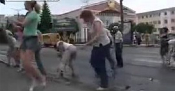 مواقف طريفة لفتيات التصقت أحذيتهن بالأسفلت الجديد