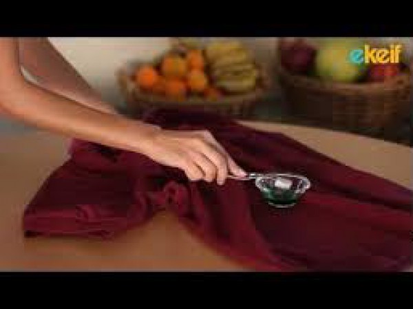 طريقة سحرية وسريعة لإزالة بقع الزيت عن الملابس
