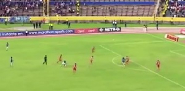 لاعب مغمور يخطف الأضواء بـ"هدف أكروباتي"