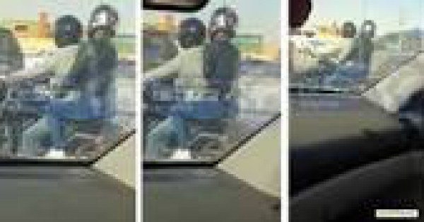 فتاة ترتدي زي رجالي وتركب دراجة نارية