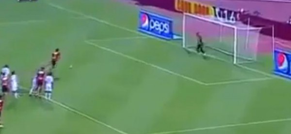 سقوط لاعب أثناء تسديد ضربة جزاء